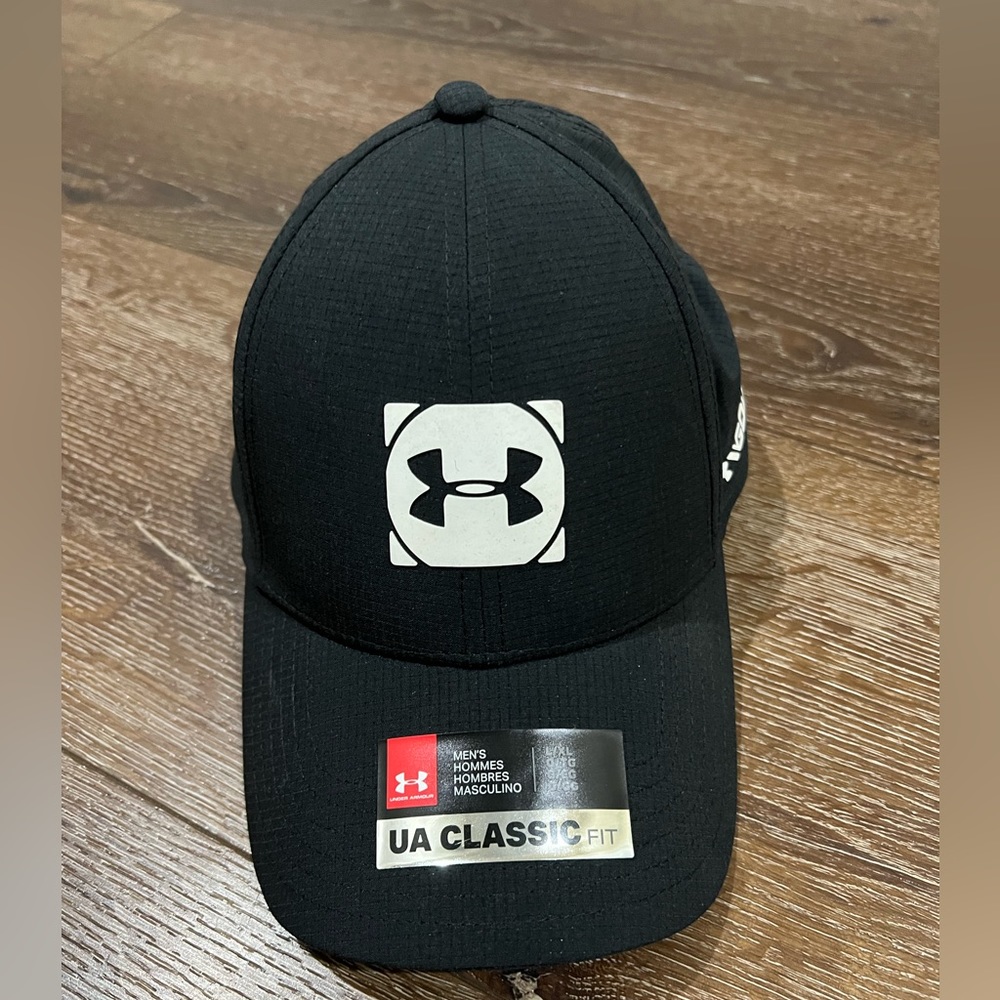 Under armour black and white golf hat large / X-Large size NWT